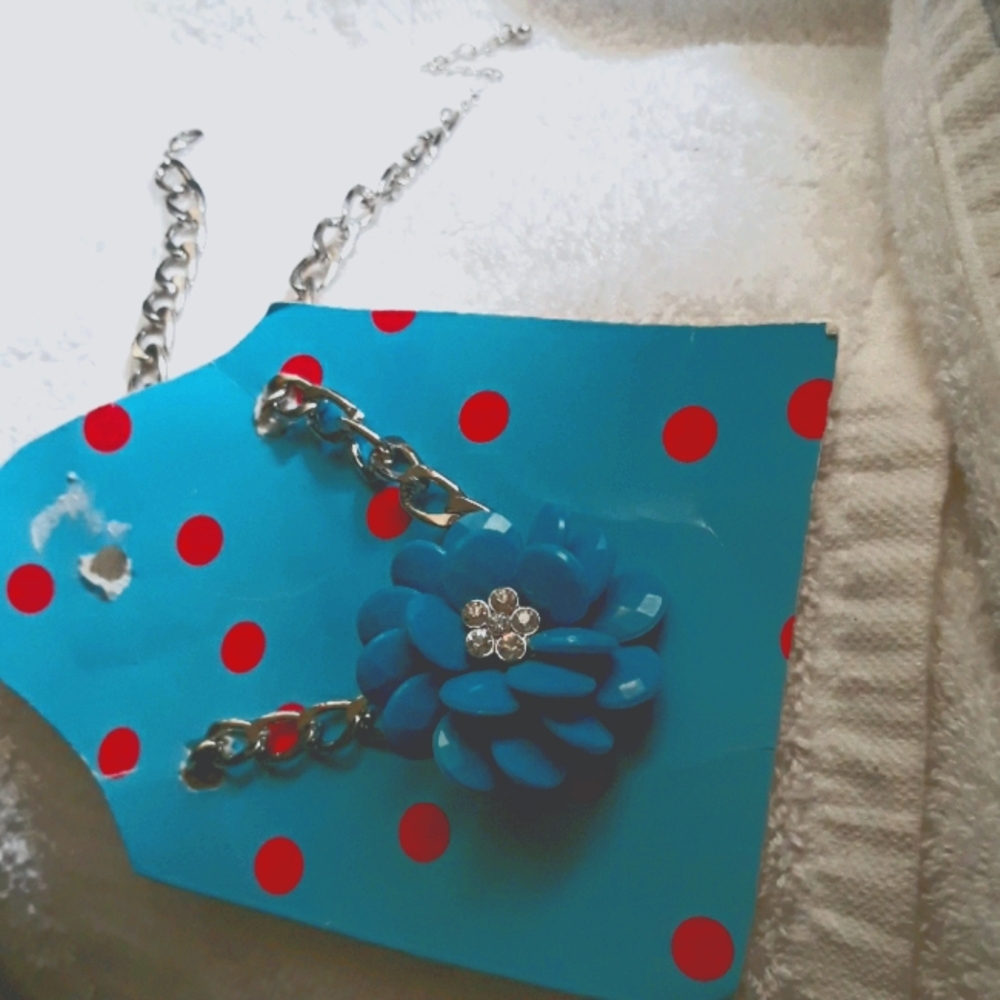 Turquoise flower necklace silver tone chain
